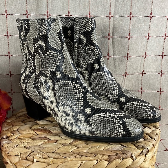 Tod's Python Embossed Leather Ankle Boots Size 37 US 7 Almond Toe Bootie - Picture 2 of 7